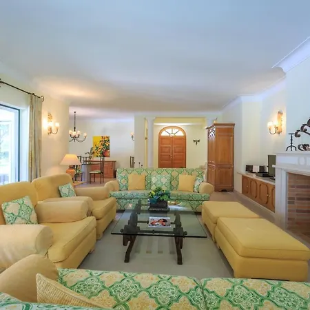 Villa Sleeps 8 With Pool Air Con And Wifi