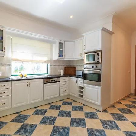 Villa Sleeps 8 With Pool Air Con And Wifi *